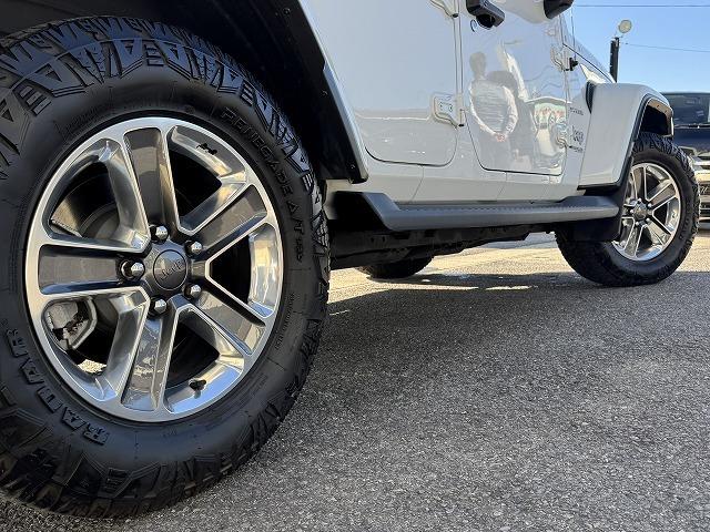 ジープ・ラングラーアンリミテッド サハラ　ＡｐｐｌｅＣａｒＰｌａｙ　ＡＬＰＩＮＥスピーカー　レーダークルーズコントロール　ブラインドスポットモニター　クリアランスソナー　革シート　シートヒーター　フロント・サイド・バックカメラ　ＡＣ１００Ｖ（19枚目）