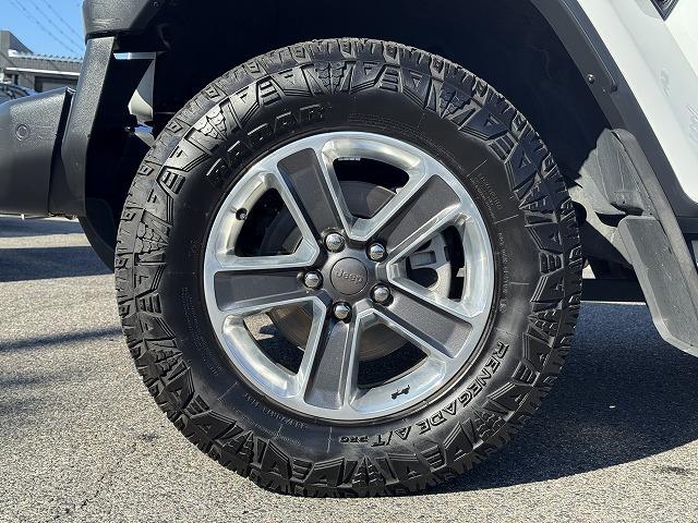 ジープ・ラングラーアンリミテッド サハラ　ＡｐｐｌｅＣａｒＰｌａｙ　ＡＬＰＩＮＥスピーカー　レーダークルーズコントロール　ブラインドスポットモニター　クリアランスソナー　革シート　シートヒーター　フロント・サイド・バックカメラ　ＡＣ１００Ｖ（29枚目）