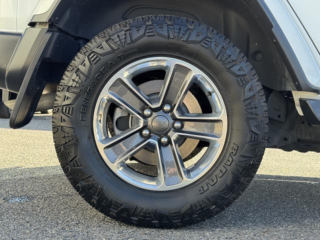 ジープ・ラングラーアンリミテッド サハラ　ＡｐｐｌｅＣａｒＰｌａｙ　ＡＬＰＩＮＥスピーカー　レーダークルーズコントロール　ブラインドスポットモニター　クリアランスソナー　革シート　シートヒーター　フロント・サイド・バックカメラ　ＡＣ１００Ｖ（31枚目）