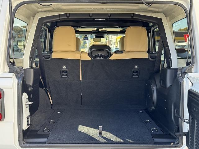 ジープ・ラングラーアンリミテッド サハラ　ＡｐｐｌｅＣａｒＰｌａｙ　ＡＬＰＩＮＥスピーカー　レーダークルーズコントロール　ブラインドスポットモニター　クリアランスソナー　革シート　シートヒーター　フロント・サイド・バックカメラ　ＡＣ１００Ｖ（41枚目）