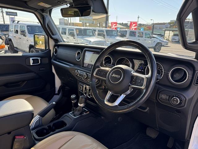 ジープ・ラングラーアンリミテッド サハラ　ＡｐｐｌｅＣａｒＰｌａｙ　ＡＬＰＩＮＥスピーカー　レーダークルーズコントロール　ブラインドスポットモニター　クリアランスソナー　革シート　シートヒーター　フロント・サイド・バックカメラ　ＡＣ１００Ｖ（43枚目）