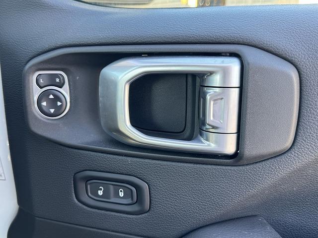 ジープ・ラングラーアンリミテッド サハラ　ＡｐｐｌｅＣａｒＰｌａｙ　ＡＬＰＩＮＥスピーカー　レーダークルーズコントロール　ブラインドスポットモニター　クリアランスソナー　革シート　シートヒーター　フロント・サイド・バックカメラ　ＡＣ１００Ｖ（54枚目）