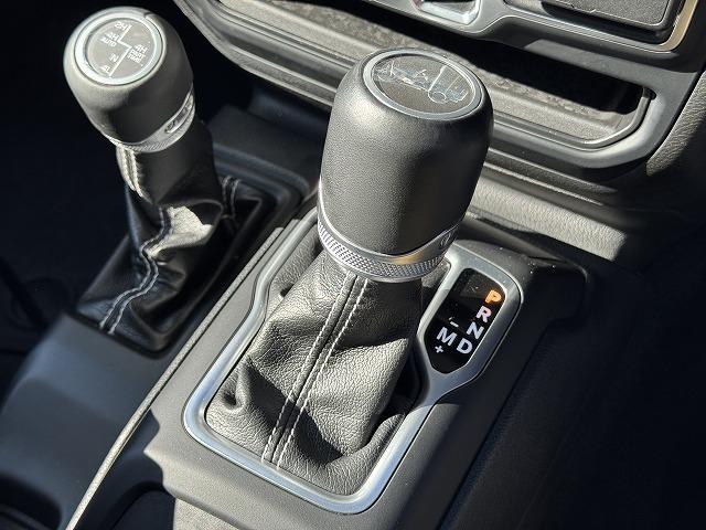 ジープ・ラングラーアンリミテッド サハラ　ＡｐｐｌｅＣａｒＰｌａｙ　ＡＬＰＩＮＥスピーカー　レーダークルーズコントロール　ブラインドスポットモニター　クリアランスソナー　革シート　シートヒーター　フロント・サイド・バックカメラ　ＡＣ１００Ｖ（61枚目）