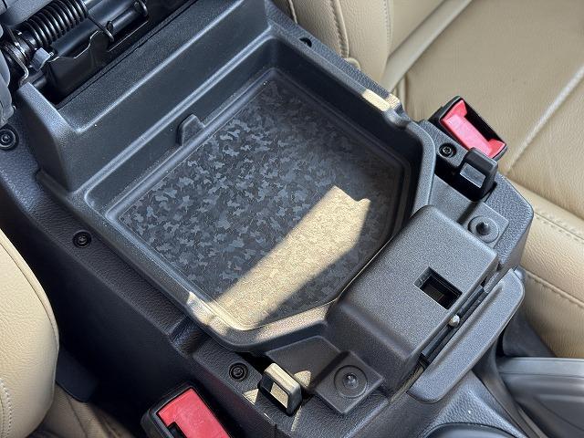 ジープ・ラングラーアンリミテッド サハラ　ＡｐｐｌｅＣａｒＰｌａｙ　ＡＬＰＩＮＥスピーカー　レーダークルーズコントロール　ブラインドスポットモニター　クリアランスソナー　革シート　シートヒーター　フロント・サイド・バックカメラ　ＡＣ１００Ｖ（63枚目）