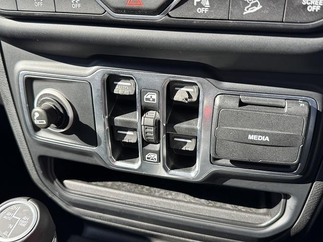 ジープ・ラングラーアンリミテッド サハラ　ＡｐｐｌｅＣａｒＰｌａｙ　ＡＬＰＩＮＥスピーカー　レーダークルーズコントロール　ブラインドスポットモニター　クリアランスソナー　革シート　シートヒーター　フロント・サイド・バックカメラ　ＡＣ１００Ｖ（65枚目）