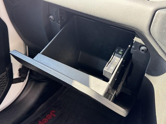 ジープ・ラングラーアンリミテッド サハラ　ＡｐｐｌｅＣａｒＰｌａｙ　ＡＬＰＩＮＥスピーカー　レーダークルーズコントロール　ブラインドスポットモニター　クリアランスソナー　革シート　シートヒーター　フロント・サイド・バックカメラ　ＡＣ１００Ｖ（66枚目）