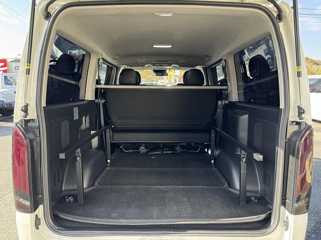 ハイエースバン セーフティセンス ベットキット フルエアロ VALENTIテール FEGGARIボンネットグリル ESSEX16インチアルミ 社外専用ナビTV 両側電動スライド フリップダウンモニター ローダウン(17枚目)