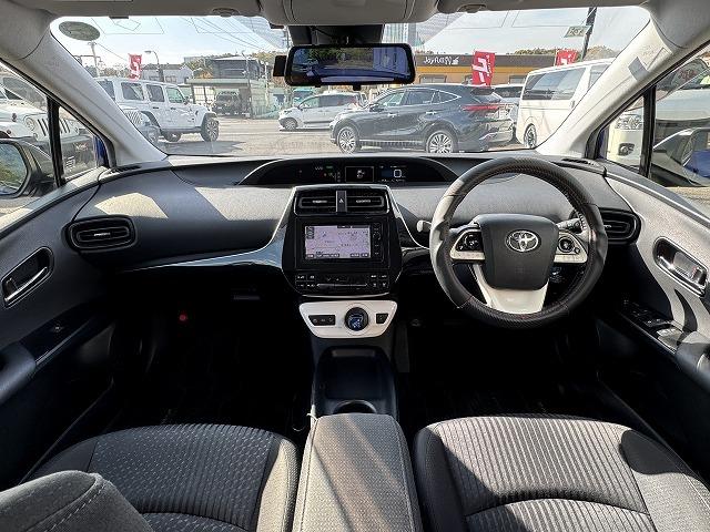 プリウス S トヨタセーフティセンス レーダークルーズコントロール デジタルインナーミラー 純正ナビ LEDヘッド オートマチックハイビーム ステアリングスイッチ スマートキー 純正15インチアルミ ETC(2枚目)