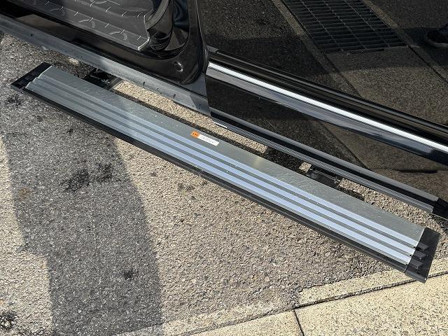 デリカＤ：５ Ｐ　衝突軽減Ｓ　１０．１型ナビＴＶ　電動サイドステップ　７人乗り　全周囲カメラ　両側電動スライド　レーダークルーズコントロール　ブラインドスポットモニター　１００Ｖ電源　シートヒーター　電動リアゲート（4枚目）