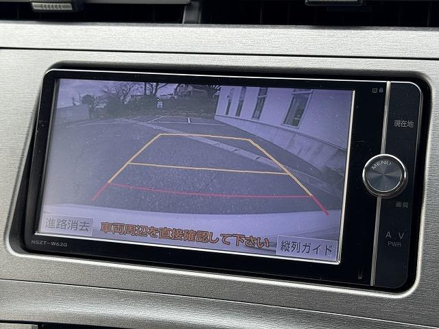 プリウス Ｓ　フリップダウンモニター　純正ＳＤナビＴＶ　ステアリングスイッチ　スマートキー　ＨＩＤヘッド　オートライト　バックカメラ　Ｂｌｕｅｔｏｏｔｈ接続　ＣＤ／ＤＶＤ再生　ＥＴＣ　純正１５インチアルミホイール（4枚目）