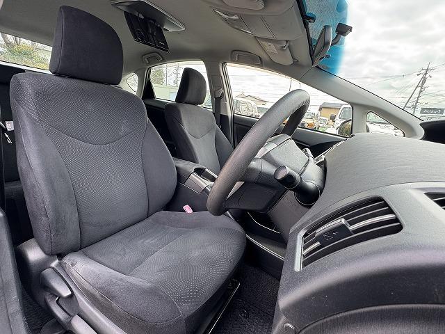 プリウス Ｓ　フリップダウンモニター　純正ＳＤナビＴＶ　ステアリングスイッチ　スマートキー　ＨＩＤヘッド　オートライト　バックカメラ　Ｂｌｕｅｔｏｏｔｈ接続　ＣＤ／ＤＶＤ再生　ＥＴＣ　純正１５インチアルミホイール（6枚目）