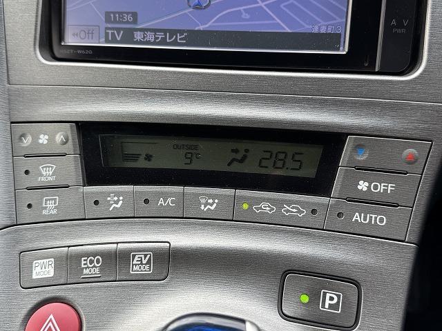 プリウス Ｓ　フリップダウンモニター　純正ＳＤナビＴＶ　ステアリングスイッチ　スマートキー　ＨＩＤヘッド　オートライト　バックカメラ　Ｂｌｕｅｔｏｏｔｈ接続　ＣＤ／ＤＶＤ再生　ＥＴＣ　純正１５インチアルミホイール（12枚目）