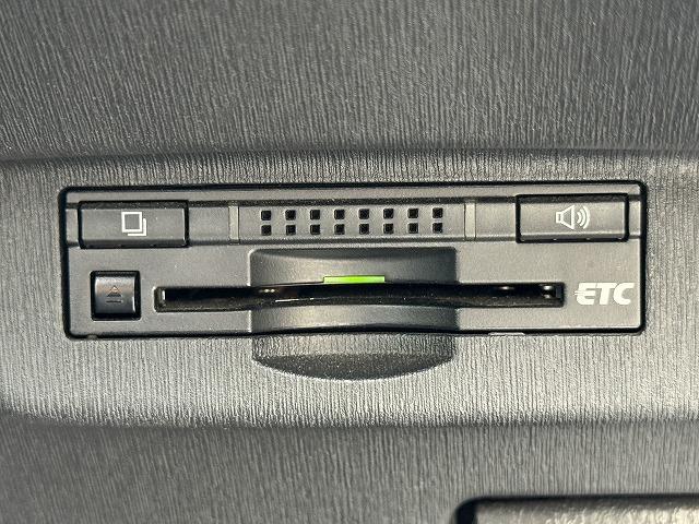 プリウス Ｓ　フリップダウンモニター　純正ＳＤナビＴＶ　ステアリングスイッチ　スマートキー　ＨＩＤヘッド　オートライト　バックカメラ　Ｂｌｕｅｔｏｏｔｈ接続　ＣＤ／ＤＶＤ再生　ＥＴＣ　純正１５インチアルミホイール（13枚目）