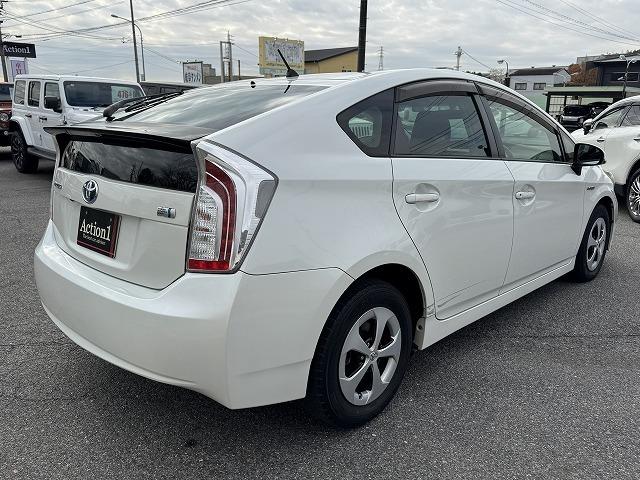 プリウス Ｓ　フリップダウンモニター　純正ＳＤナビＴＶ　ステアリングスイッチ　スマートキー　ＨＩＤヘッド　オートライト　バックカメラ　Ｂｌｕｅｔｏｏｔｈ接続　ＣＤ／ＤＶＤ再生　ＥＴＣ　純正１５インチアルミホイール（24枚目）