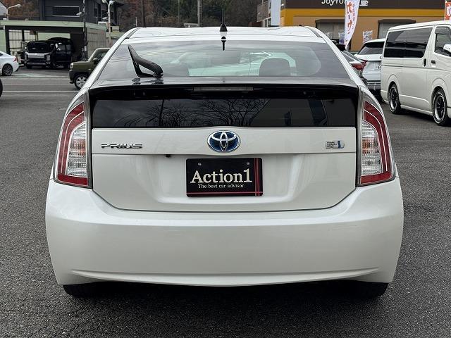 プリウス Ｓ　フリップダウンモニター　純正ＳＤナビＴＶ　ステアリングスイッチ　スマートキー　ＨＩＤヘッド　オートライト　バックカメラ　Ｂｌｕｅｔｏｏｔｈ接続　ＣＤ／ＤＶＤ再生　ＥＴＣ　純正１５インチアルミホイール（25枚目）