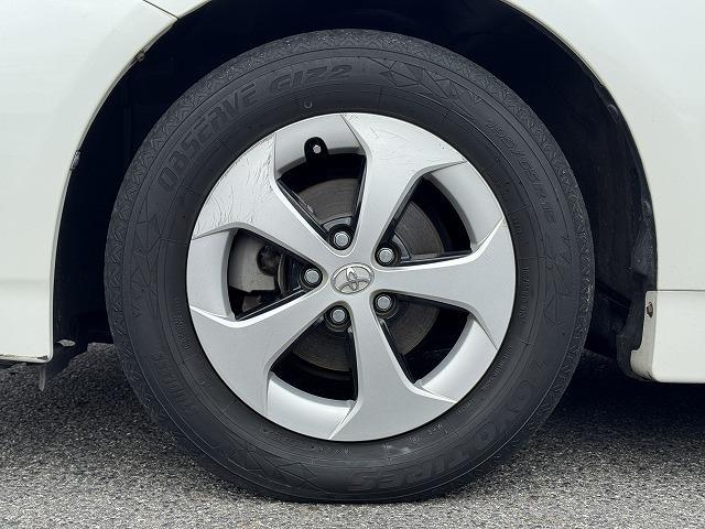 プリウス Ｓ　フリップダウンモニター　純正ＳＤナビＴＶ　ステアリングスイッチ　スマートキー　ＨＩＤヘッド　オートライト　バックカメラ　Ｂｌｕｅｔｏｏｔｈ接続　ＣＤ／ＤＶＤ再生　ＥＴＣ　純正１５インチアルミホイール（29枚目）