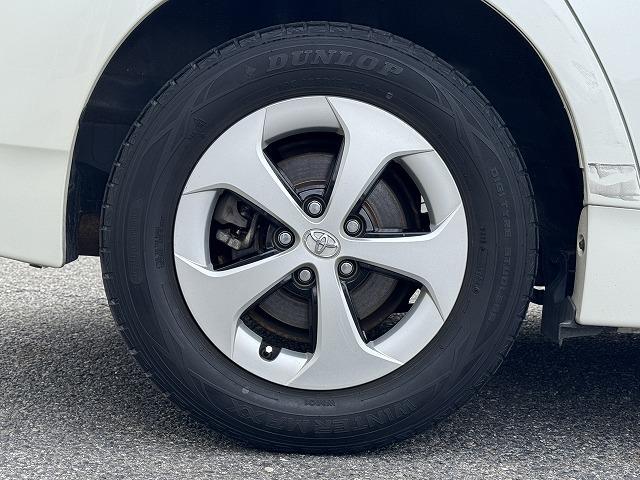 プリウス Ｓ　フリップダウンモニター　純正ＳＤナビＴＶ　ステアリングスイッチ　スマートキー　ＨＩＤヘッド　オートライト　バックカメラ　Ｂｌｕｅｔｏｏｔｈ接続　ＣＤ／ＤＶＤ再生　ＥＴＣ　純正１５インチアルミホイール（31枚目）