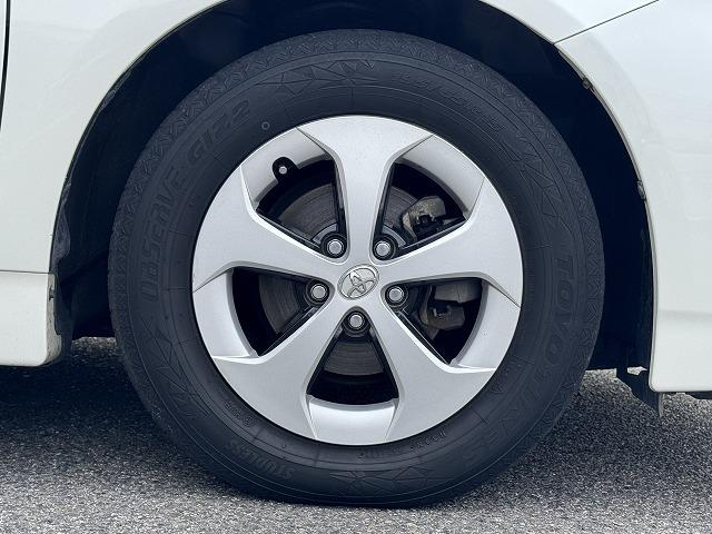 プリウス Ｓ　フリップダウンモニター　純正ＳＤナビＴＶ　ステアリングスイッチ　スマートキー　ＨＩＤヘッド　オートライト　バックカメラ　Ｂｌｕｅｔｏｏｔｈ接続　ＣＤ／ＤＶＤ再生　ＥＴＣ　純正１５インチアルミホイール（32枚目）