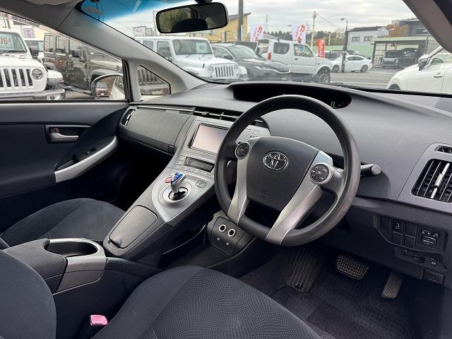 プリウス Ｓ　フリップダウンモニター　純正ＳＤナビＴＶ　ステアリングスイッチ　スマートキー　ＨＩＤヘッド　オートライト　バックカメラ　Ｂｌｕｅｔｏｏｔｈ接続　ＣＤ／ＤＶＤ再生　ＥＴＣ　純正１５インチアルミホイール（39枚目）