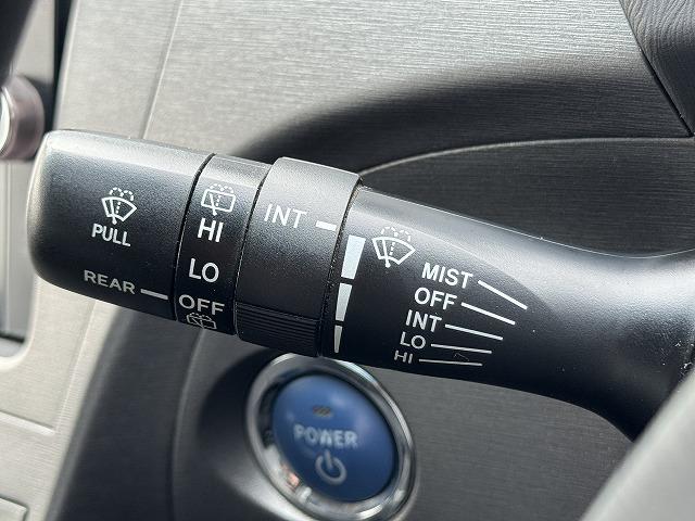 プリウス Ｓ　フリップダウンモニター　純正ＳＤナビＴＶ　ステアリングスイッチ　スマートキー　ＨＩＤヘッド　オートライト　バックカメラ　Ｂｌｕｅｔｏｏｔｈ接続　ＣＤ／ＤＶＤ再生　ＥＴＣ　純正１５インチアルミホイール（47枚目）