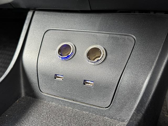 プリウス Ｓ　フリップダウンモニター　純正ＳＤナビＴＶ　ステアリングスイッチ　スマートキー　ＨＩＤヘッド　オートライト　バックカメラ　Ｂｌｕｅｔｏｏｔｈ接続　ＣＤ／ＤＶＤ再生　ＥＴＣ　純正１５インチアルミホイール（50枚目）