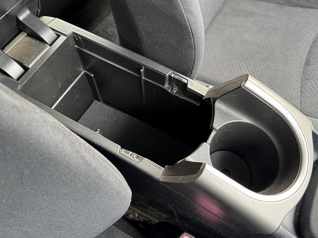 プリウス Ｓ　フリップダウンモニター　純正ＳＤナビＴＶ　ステアリングスイッチ　スマートキー　ＨＩＤヘッド　オートライト　バックカメラ　Ｂｌｕｅｔｏｏｔｈ接続　ＣＤ／ＤＶＤ再生　ＥＴＣ　純正１５インチアルミホイール（54枚目）