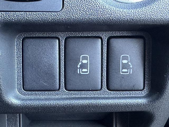 レジアスエースバン スーパーＧＬ　ダークプライム　両側電動スライドドア　ＡＣ１００Ｖ電源　ＬＥＤヘッド　ハーフレザーシート　スマートキー　プッシュスタート　社外テール　ステアリングスイッチ　Ｗエアバック　オートライト　革巻きウッドコンビステアリング（4枚目）