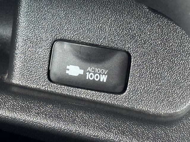 レジアスエースバン スーパーＧＬ　ダークプライム　両側電動スライドドア　ＡＣ１００Ｖ電源　ＬＥＤヘッド　ハーフレザーシート　スマートキー　プッシュスタート　社外テール　ステアリングスイッチ　Ｗエアバック　オートライト　革巻きウッドコンビステアリング（5枚目）