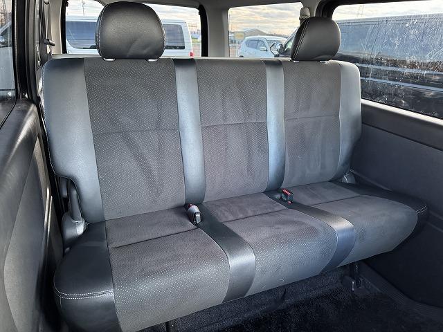 レジアスエースバン スーパーＧＬ　ダークプライム　両側電動スライドドア　ＡＣ１００Ｖ電源　ＬＥＤヘッド　ハーフレザーシート　スマートキー　プッシュスタート　社外テール　ステアリングスイッチ　Ｗエアバック　オートライト　革巻きウッドコンビステアリング（7枚目）