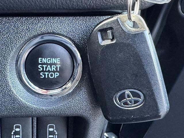 レジアスエースバン スーパーＧＬ　ダークプライム　両側電動スライドドア　ＡＣ１００Ｖ電源　ＬＥＤヘッド　ハーフレザーシート　スマートキー　プッシュスタート　社外テール　ステアリングスイッチ　Ｗエアバック　オートライト　革巻きウッドコンビステアリング（9枚目）