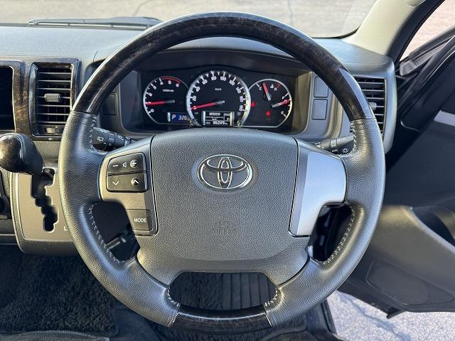 レジアスエースバン スーパーＧＬ　ダークプライム　両側電動スライドドア　ＡＣ１００Ｖ電源　ＬＥＤヘッド　ハーフレザーシート　スマートキー　プッシュスタート　社外テール　ステアリングスイッチ　Ｗエアバック　オートライト　革巻きウッドコンビステアリング（11枚目）