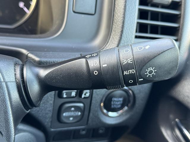 レジアスエースバン スーパーＧＬ　ダークプライム　両側電動スライドドア　ＡＣ１００Ｖ電源　ＬＥＤヘッド　ハーフレザーシート　スマートキー　プッシュスタート　社外テール　ステアリングスイッチ　Ｗエアバック　オートライト　革巻きウッドコンビステアリング（12枚目）