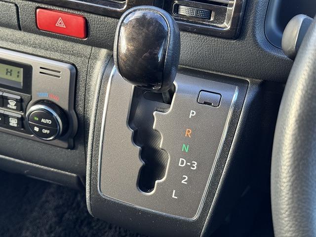 レジアスエースバン スーパーＧＬ　ダークプライム　両側電動スライドドア　ＡＣ１００Ｖ電源　ＬＥＤヘッド　ハーフレザーシート　スマートキー　プッシュスタート　社外テール　ステアリングスイッチ　Ｗエアバック　オートライト　革巻きウッドコンビステアリング（13枚目）