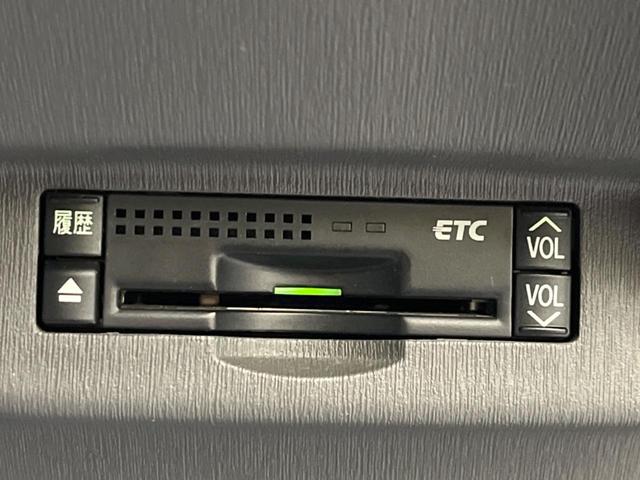 Ｓ　ナビ　ＥＴＣ装備　プッシュスタート　オートエアコン　オートライト　禁煙車　ＣＤ／ＤＶＤ再生　盗難防止システム　衝突安全ボディ　プライバシーガラス　横滑り防止装置(4枚目)