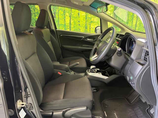 フィットハイブリッド Ｆパッケージ　コンフォートエディション　禁煙車　純正ＳＤナビ　バックカメラ　ＥＴＣ　シートヒーター　スマートキー　Ｂｌｕｔｏｏｔｈ接続　ＨＩＤヘッド　横滑り防止機能　オートエアコン　純正１５インチホイール　オートウィンドウ（8枚目）