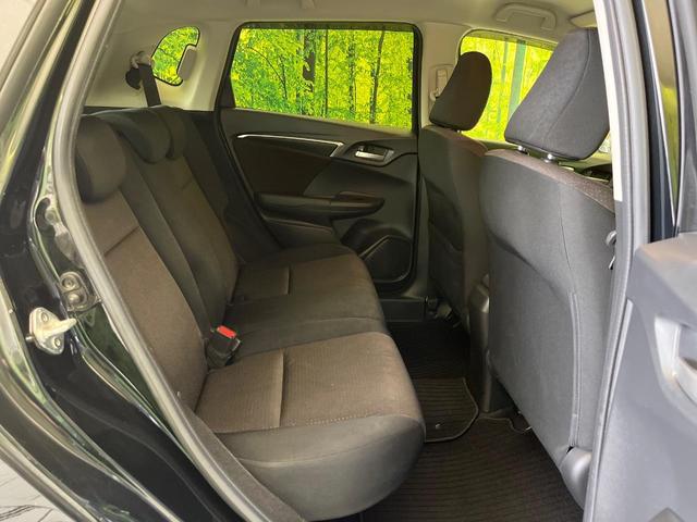 フィットハイブリッド Ｆパッケージ　コンフォートエディション　禁煙車　純正ＳＤナビ　バックカメラ　ＥＴＣ　シートヒーター　スマートキー　Ｂｌｕｔｏｏｔｈ接続　ＨＩＤヘッド　横滑り防止機能　オートエアコン　純正１５インチホイール　オートウィンドウ（9枚目）