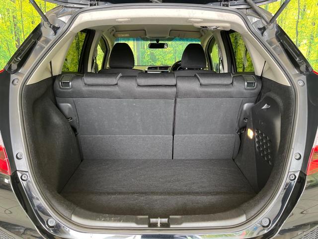 フィットハイブリッド Ｆパッケージ　コンフォートエディション　禁煙車　純正ＳＤナビ　バックカメラ　ＥＴＣ　シートヒーター　スマートキー　Ｂｌｕｔｏｏｔｈ接続　ＨＩＤヘッド　横滑り防止機能　オートエアコン　純正１５インチホイール　オートウィンドウ（10枚目）