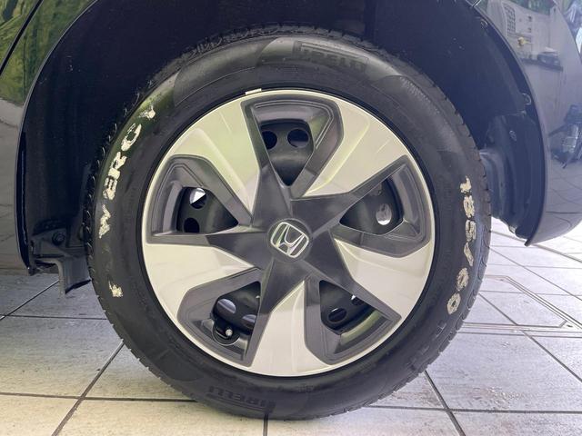 フィットハイブリッド Ｆパッケージ　コンフォートエディション　禁煙車　純正ＳＤナビ　バックカメラ　ＥＴＣ　シートヒーター　スマートキー　Ｂｌｕｔｏｏｔｈ接続　ＨＩＤヘッド　横滑り防止機能　オートエアコン　純正１５インチホイール　オートウィンドウ（13枚目）