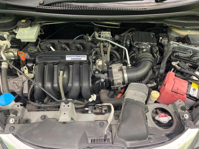 フィットハイブリッド Ｆパッケージ　コンフォートエディション　禁煙車　純正ＳＤナビ　バックカメラ　ＥＴＣ　シートヒーター　スマートキー　Ｂｌｕｔｏｏｔｈ接続　ＨＩＤヘッド　横滑り防止機能　オートエアコン　純正１５インチホイール　オートウィンドウ（18枚目）