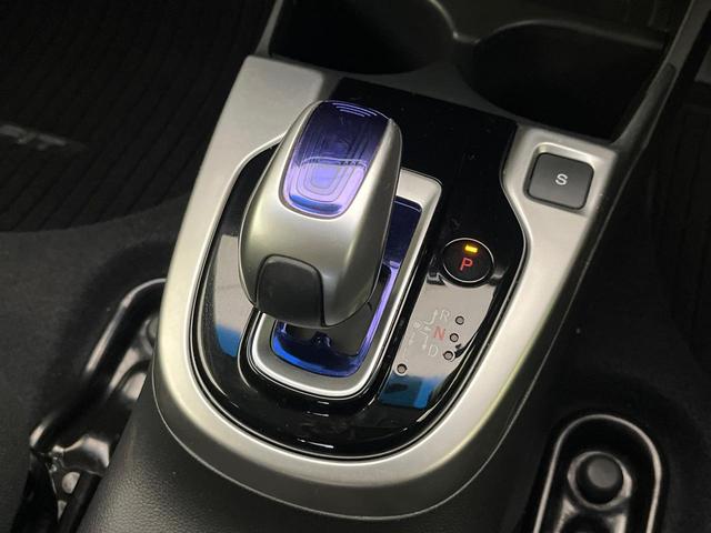 フィットハイブリッド Ｆパッケージ　コンフォートエディション　禁煙車　純正ＳＤナビ　バックカメラ　ＥＴＣ　シートヒーター　スマートキー　Ｂｌｕｔｏｏｔｈ接続　ＨＩＤヘッド　横滑り防止機能　オートエアコン　純正１５インチホイール　オートウィンドウ（25枚目）
