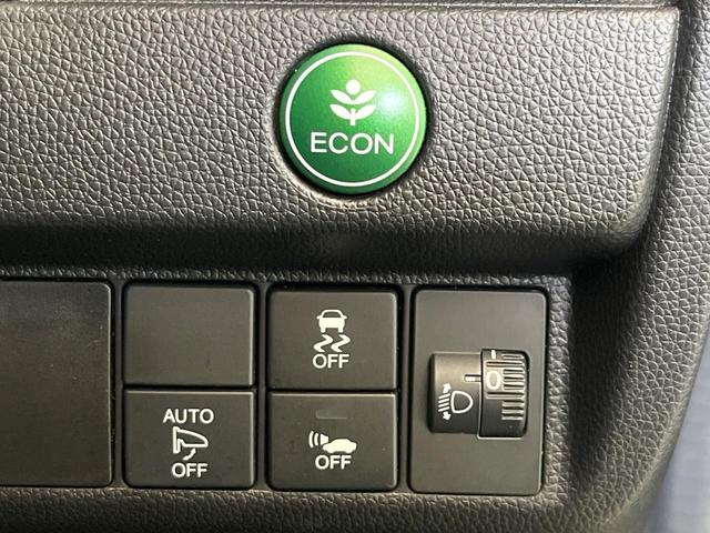 フィットハイブリッド Ｆパッケージ　コンフォートエディション　禁煙車　純正ＳＤナビ　バックカメラ　ＥＴＣ　シートヒーター　スマートキー　Ｂｌｕｔｏｏｔｈ接続　ＨＩＤヘッド　横滑り防止機能　オートエアコン　純正１５インチホイール　オートウィンドウ（30枚目）