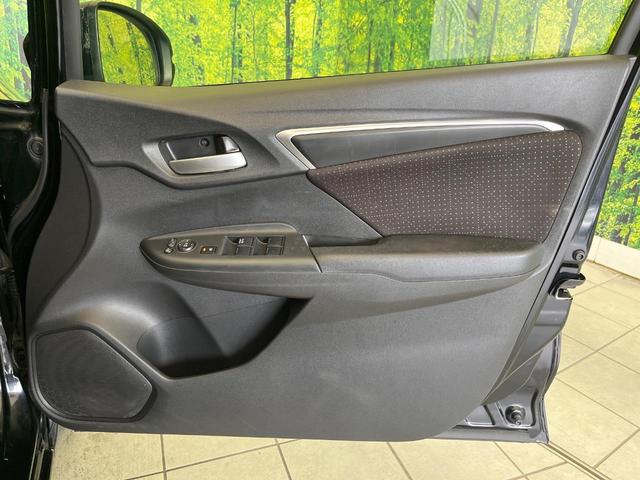 フィットハイブリッド Ｆパッケージ　コンフォートエディション　禁煙車　純正ＳＤナビ　バックカメラ　ＥＴＣ　シートヒーター　スマートキー　Ｂｌｕｔｏｏｔｈ接続　ＨＩＤヘッド　横滑り防止機能　オートエアコン　純正１５インチホイール　オートウィンドウ（39枚目）