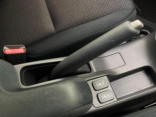 フィットハイブリッド Ｆパッケージ　コンフォートエディション　禁煙車　純正ＳＤナビ　バックカメラ　ＥＴＣ　シートヒーター　スマートキー　Ｂｌｕｔｏｏｔｈ接続　ＨＩＤヘッド　横滑り防止機能　オートエアコン　純正１５インチホイール　オートウィンドウ（52枚目）
