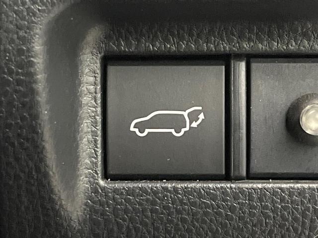 【パワーバックドア】スマートキーや運転席のボタンを押すだけでリアゲートが自動で開閉します！荷物を持っている時や、高い位置にあるバックドアを閉める際に便利な機能です♪