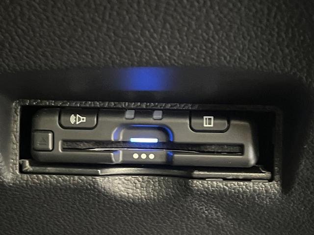 プリウス Sツーリングセレクション・ブラックエディション 禁煙車 SDナビ バックカメラ ETC 1500W電源 セーフティセンス 革巻きハンドル シートヒーター オートハイビーム 純正17インチアルミ レーンキープアシスト オートエアコン(7枚目)