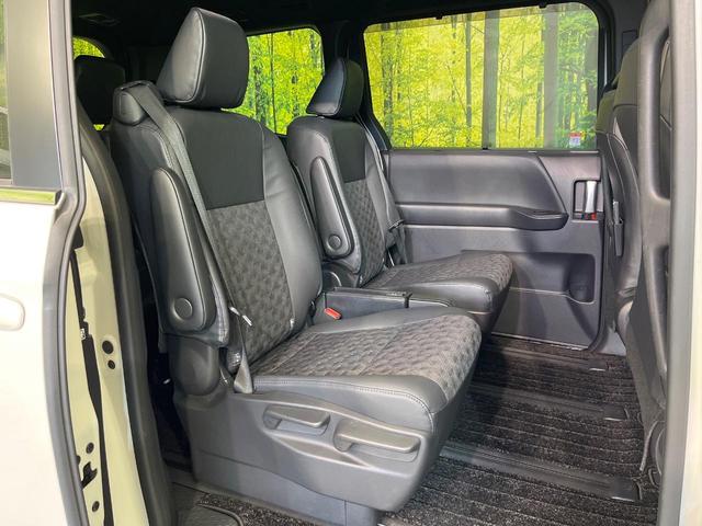 ヴォクシー Ｓ－Ｚ　禁煙車　後席モニター　純正８型ナビ　バックカメラ　ドラレコ　ＥＴＣ　Ｂｌｕｅｔｏｏｔｈ再生　両側電動スライドドア　フルセグＴＶ　シートヒーター（前席）　リアオートエアコン　レーダークルーズ（9枚目）