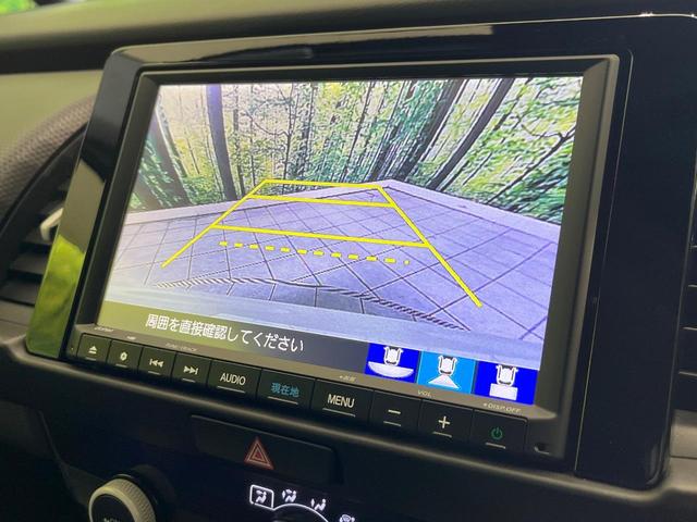 フィット ｅ：ＨＥＶベーシック　禁煙車　純正９型ナビ　バックカメラ　衝突被害軽減システム　レーダークルーズ　コーナーセンサー　スマートキー　ＬＥＤヘッド　ビルトインＥＴＣ　オートハイビーム　車線逸脱警報　オートライト　オートエアコン（3枚目）