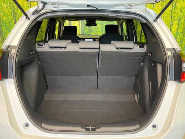 フィット ｅ：ＨＥＶベーシック　禁煙車　純正９型ナビ　バックカメラ　衝突被害軽減システム　レーダークルーズ　コーナーセンサー　スマートキー　ＬＥＤヘッド　ビルトインＥＴＣ　オートハイビーム　車線逸脱警報　オートライト　オートエアコン（10枚目）