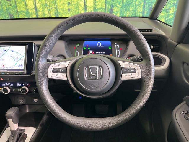 フィット ｅ：ＨＥＶベーシック　禁煙車　純正９型ナビ　バックカメラ　衝突被害軽減システム　レーダークルーズ　コーナーセンサー　スマートキー　ＬＥＤヘッド　ビルトインＥＴＣ　オートハイビーム　車線逸脱警報　オートライト　オートエアコン（11枚目）