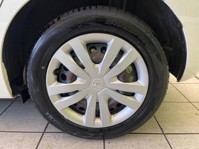 フィット ｅ：ＨＥＶベーシック　禁煙車　純正９型ナビ　バックカメラ　衝突被害軽減システム　レーダークルーズ　コーナーセンサー　スマートキー　ＬＥＤヘッド　ビルトインＥＴＣ　オートハイビーム　車線逸脱警報　オートライト　オートエアコン（13枚目）